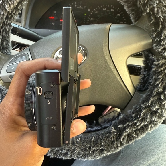 Canon G7X Compact Black Camera - Picture 3 of 4